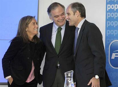 El vicesecretario de Comunicación del Partido Popular, Esteban González Pons, y la secretaria de Organización, Ana Mato, bromean con el presidente de la Generalitat, Francisco Camps, a su llegada a la reunión del Comité Ejecutivo del PP.