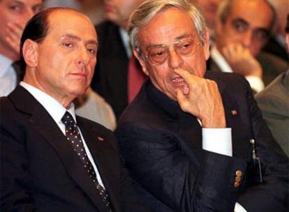 Silvio Berlusconi, a la izquierda de la foto, junto a Cesare Previti, en un acto público celebrado en 1997.