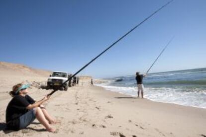 Turistas pescando en una playa cercana al Torra Bay Resort, en el parque nacional Skeleton Coast, en Namibia.