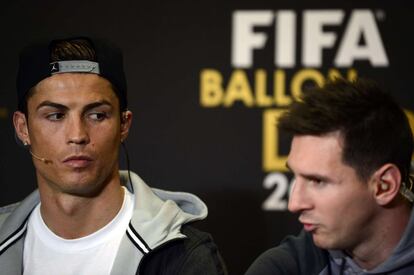 Cristiano Ronaldo observa a Leo Messi durante la rueda de prensa previa a la celebración de la gala del Balón de Oro.
