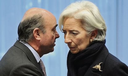 Guindos habla con la directora general del FMI, Christine Lagarde, durante un Eurogrupo celebrado el pasado febrero.