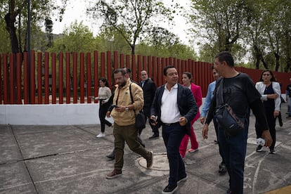 Un grupo de diputados del Partido Acción Nacional (PAN) llega a la sede regular de la Cámara de Diputados.