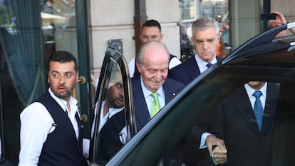 El rey Juan Carlos sale del hotel para dirigirse a la graduación de Irene Urdangarin, el 16 de junio de 2023, en Ginebra (Suiza).