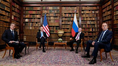 Encuentro entre los presidentes de EE UU, Joe Biden, y Rusia, Vladímir Putin, junto a sus respectivos ministros de Exteriores, en junio de 2021, en Ginebra.