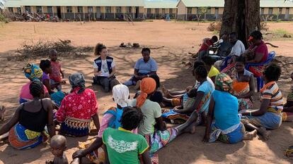 Alba Cuadra mantiene una conversación con niñas y mujeres afectadas por el ciclón Idai en Beira, Mozambique, para conocer sus necesidades.