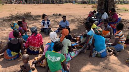 Alba Cuadra mantiene una conversación con niñas y mujeres afectadas por el ciclón Idai en Beira, Mozambique, para conocer sus necesidades.