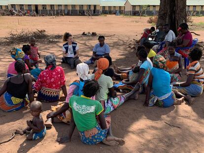 Alba Cuadra mantiene una conversación con niñas y mujeres afectadas por el ciclón Idai en Beira, Mozambique, para conocer sus necesidades.