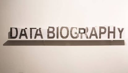 La instalaci&oacute;n &#039;Data Biography&#039; de Clara Boj y Diego D&iacute;az, en el Arts Santa M&ograve;nica.