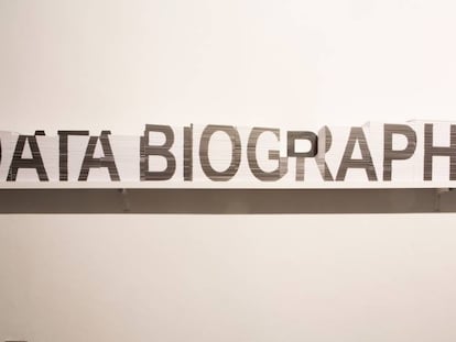 La instalaci&oacute;n &#039;Data Biography&#039; de Clara Boj y Diego D&iacute;az, en el Arts Santa M&ograve;nica.