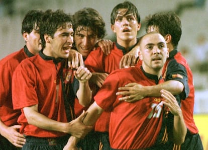 De la Peña, durante un partido con la selección sub-21 frente a Escocia en 1996. A su lado, le felicitan por el gol Raúl, Lardín, José Ignacio, Roberto Fresnedoso y Roger.