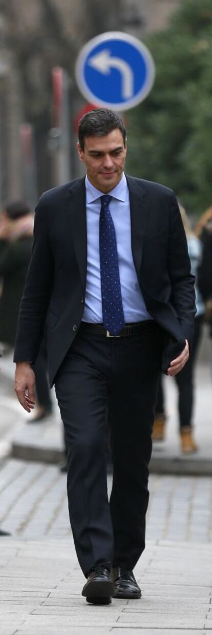 Pedro Sánchez camina, el miércoles, hacia el Senado
