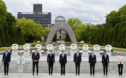 Desde la izquierda, Charles Michel, Giorgia Meloni, Justin Trudeau, Emmanuel Macron, Fumio Kishida, Joe Biden, Olaf Scholz, Rishi Sunak y Ursula von der Leyen posaban el viernes tras entregar una corona de flores en el parque Memorial de la Paz de Hiroshima. 
