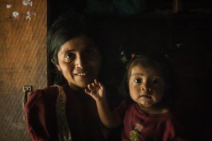 Vilvian Consuela es la más pequeña de los ocho hijos de Juana López, de 42 años. La bebé de un año recién cumplido cayó en desnutrición aguda, como otros dos de sus hermanos. Su dieta se limitaba a tortillas de maíz con sal, frijol cuando podían comprarlo, y bebían agua contaminada que la madre se encarga de ir a buscar cada día a un arroyo.