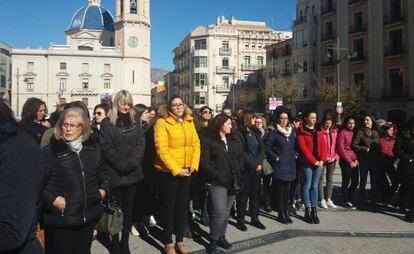 Vecinas de Alcoi, localidad natal de la víctima de Planes, se han concentrado ante el Ayuntamiento para condenar el crimen.