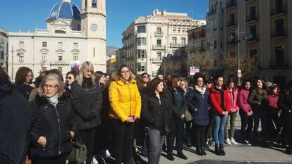 Vecinas de Alcoi, localidad natal de la víctima de Planes, se han concentrado ante el Ayuntamiento para condenar el crimen.