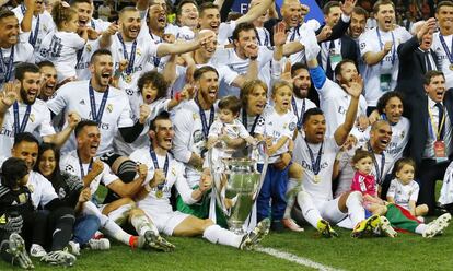 Los jugadores y equipo técnico posan con el trofeo para los medios.