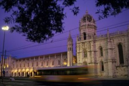 Un autobús pasa frente al Monasterio de los Jerónimos, en Lisboa.