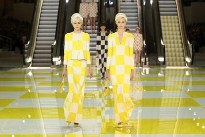 La colección de Louis Vuitton para la próxima temporada primavera/verano toma el trabajo del artista conceptual Daniel Buren como inspiración: 260 columnas de diferentes alturas atravesadas por una malla geométrica.