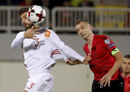 El defensa de la selección española de fútbol Gerard Piqué disputa un balón frente al defensa de la selección albanesa Ansi Agolli.