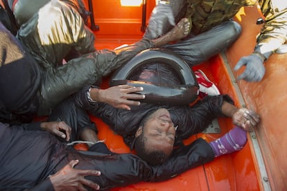 Momentos después de ser rescatados por Salvamento Marítimo.
