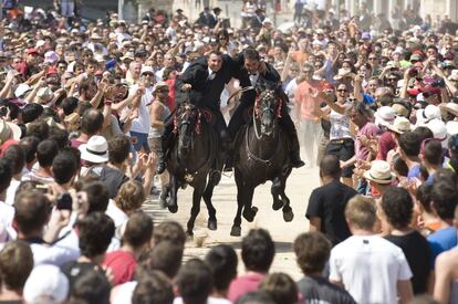 Cuando los caballeros cabalgan abrazados al galope, deben intentar besarse sin perder el equilibrio.