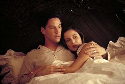 Keanu Reeves y Aitana Sanchez-Gijón en 'Un paseo por las nubes' (1995).