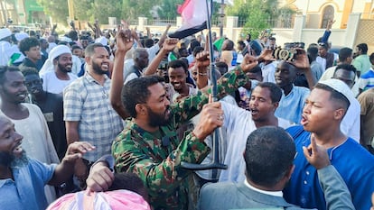 Decenas de ciudadanos sudaneses celebraban este sábado la llegada del ejército a Uad Madani.