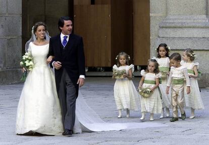 Boda de Ana Aznar Botella, hija del presidente del Gobierno, José María Aznar, con Alejandro Agag en el Monasterio de El Escorial. En la foto, la novia posa con su padre en el patio del monasterio.