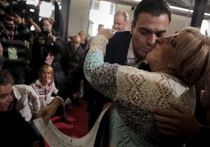 Una simpatizante besa a Pedro Sánchez, candidato del partido socialista en Mallorca.