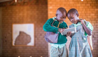 Dos alumnos de primaria de un colegio de Kenia con las tabletas que utilizan gracias un proyecto español.