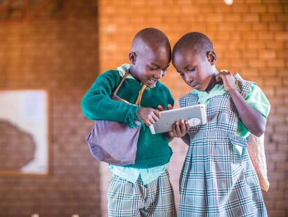 Dos alumnos de primaria de un colegio de Kenia con las tabletas que utilizan gracias un proyecto espa&ntilde;ol.