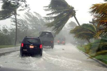 Vientos de más de 200 kilómetros por hora azotan Cancún al paso del Wilma ayer por la tarde.