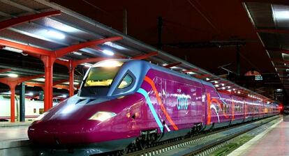 Un tren Avlo en la estación de Chamartín en Madrid.