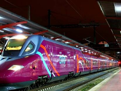 Un tren Avlo en la estación de Chamartín en Madrid.