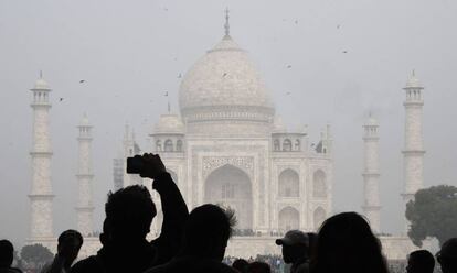 Turistas frente al Taj Mahal a principios de 2018.