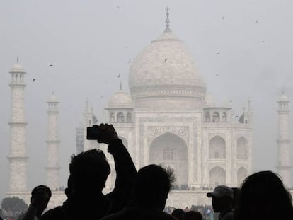 Turistas frente al Taj Mahal a principios de 2018.