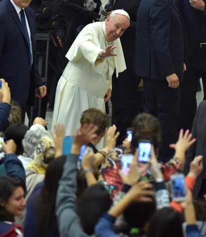 El papa Francisco saluda en el aula Pablo VI del Vaticano (Roma) a los fieles a su llegada a una audiencia. En ella se encontraban más de 5.000 personas de raza gitana llegadas desde todos los rincones del mundo.