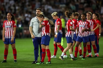 Desconsuelo del equipo madrileño tras finalizar el encuento.