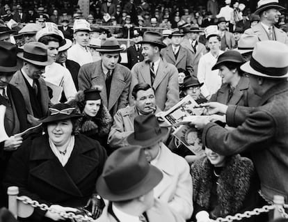 Varios aficionados al béisbol piden autógrafos al mítico Babe Ruth (centro de la imagen) que sigue junto a su segunda esposa Clare uno de los partidos de las Series Mundiales de 1936 en Polo Grounds (Foto:New York City Municipal Archives, WPA Federal Writers' Project).