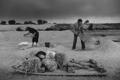 'En las eras' (1988), fotografía del libro 'España oculta' tomada en la localidad zamorana de Escober.