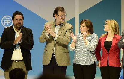 Mariano Rajoy, en el centro, al lado de Isabel Bonig en el congreso del PPCV.
