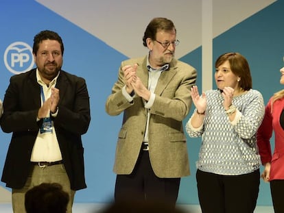 Mariano Rajoy, en el centro, al lado de Isabel Bonig en el congreso del PPCV.