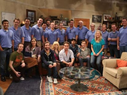 El equipo de científicos del Curiosity posa con los actores de 'The Big Bang Theory'