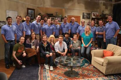 El equipo de científicos del Curiosity posa con los actores de 'The Big Bang Theory'
