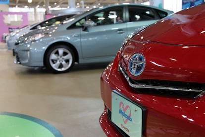 Coches de Toyota en un concesionario en Tokio, Japón.