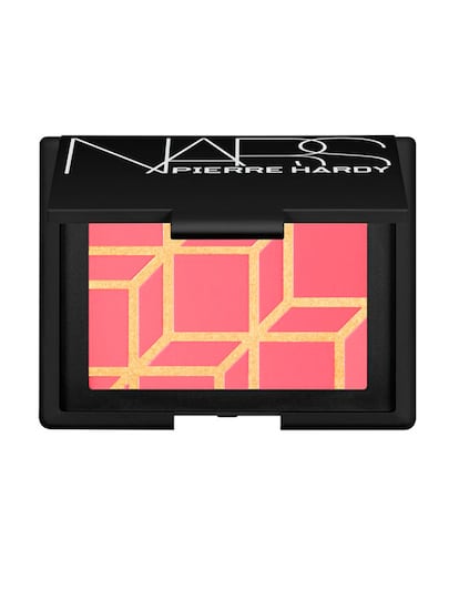 Un colorete es un básico que no puede faltar en nigún kit de belleza. Éste es de Nars y está inspirado en las colecciones de zapatos de Pierre Hardy. Cuesta 34 euros aproximadamente.