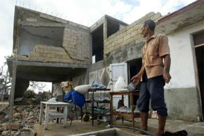 Un residente de La Habana, entre los restos de su hogar destruido por el huracán Wilma.