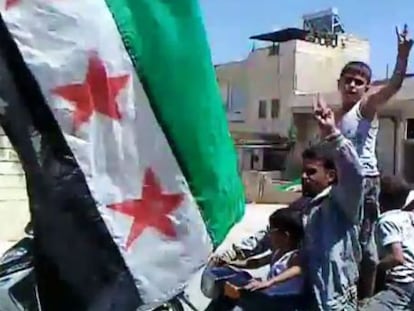 Captura de un v&iacute;deo difundido por los rebeldes que muestra alegr&iacute;a ciudadana tras conocer el atentado contra los ministros.
 