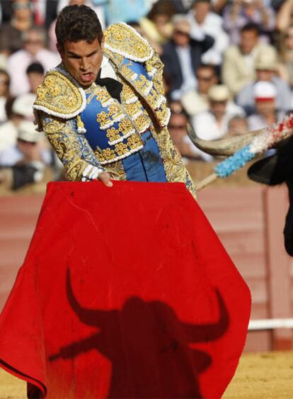 José María Manzanares, en su primer toro de la tarde.