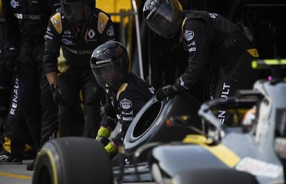 Mecánicos de la escudería Renault se preparan en el pit lane del circuito de Hungaroring.
